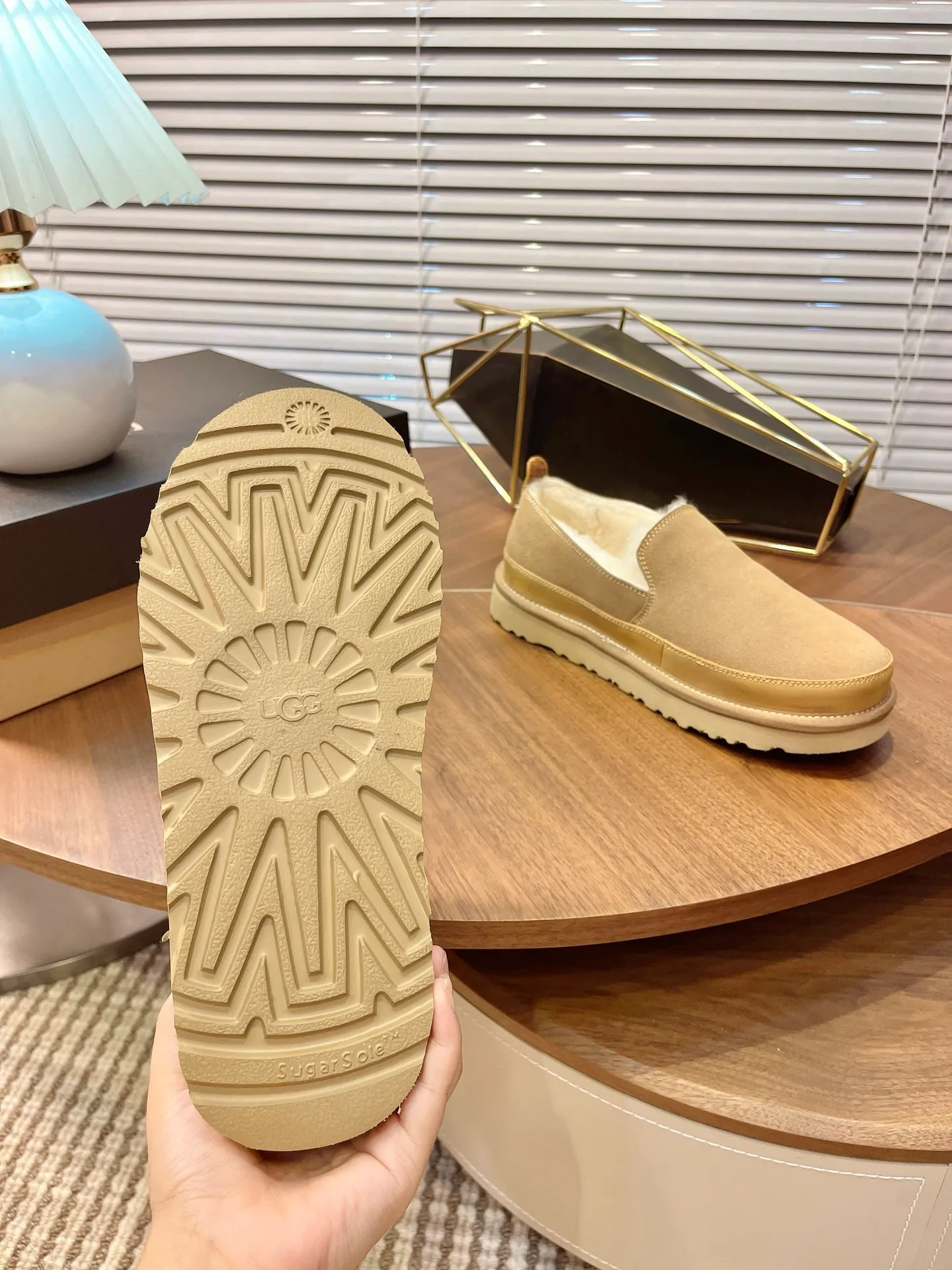 【UGG】 P: 520💰 Size: 39-45 2025 new style 𝑼𝑮𝑮•Men's ◾️. Men's winter snow boots and fur shoes. The matching coefficient is also 100%. 💥Good-looking✨Fully fashionable and full of aura when put on📈 Upper: High-quality cow suede Lining: Sheep fur integrated🐑Wool lining Outsole: EVA anti-slip outsole.